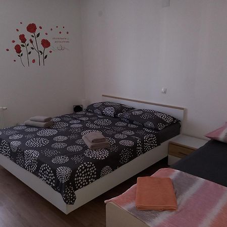 Apartman Niko Malinska Eksteriør bilde